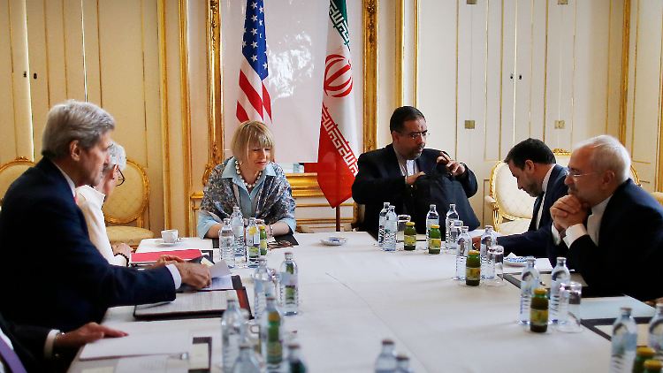 US-Außenminister Kerry (l.) am Samstag im Gespräch mit seinem iranischen Kollegen Sarif (r.).