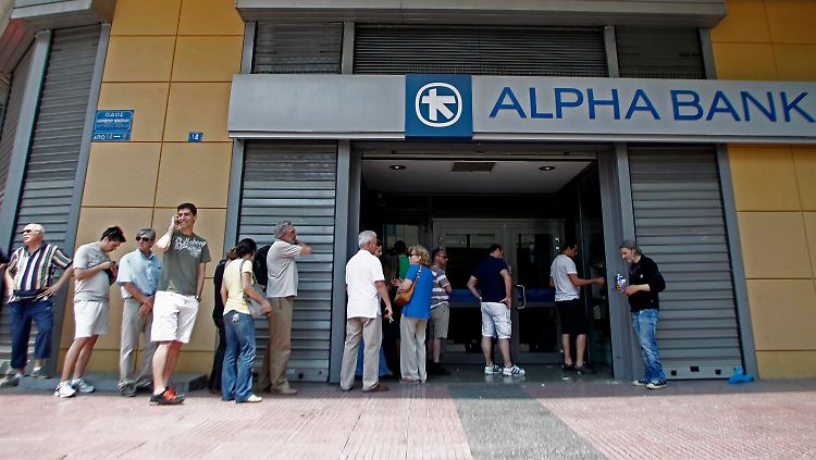 Kunden stehen am Geldautomaten einer griechischen Bank an.