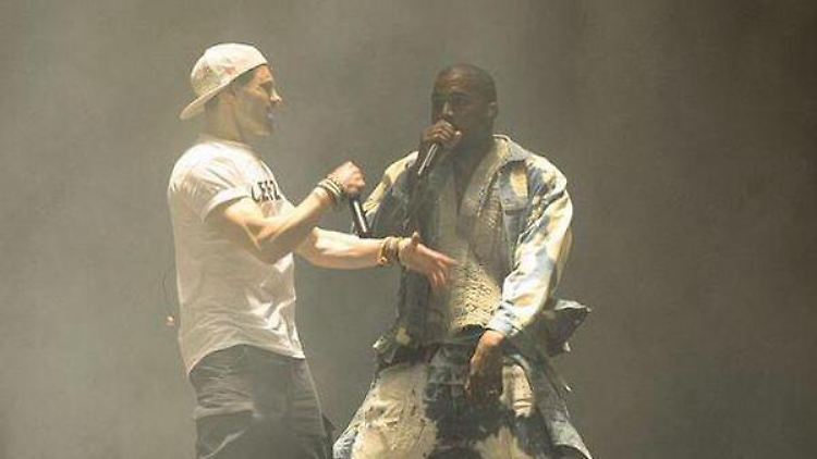 Gelassen wie immer: Kanye West (r.) lässt sich nichts anmerken.