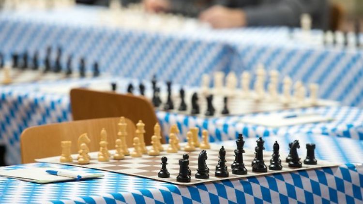 Beim Simultanschach tritt ein Spieler gegen mehrere Gegner gleichzeitig an. Im Laufe des Spieles geht er reihum von Tisch zu Tisch.
