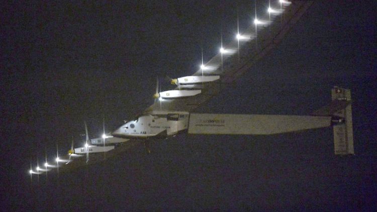 "Solar Impuls 2" ist wieder in der Luft: Die Überquerung des Atlantiks und Pazifiks wird als besonders schwierig eingeschätzt. Auf diesen Streckenstücken muss der jeweilige Pilot mehrere Tage und Nächte alleine fliegen.