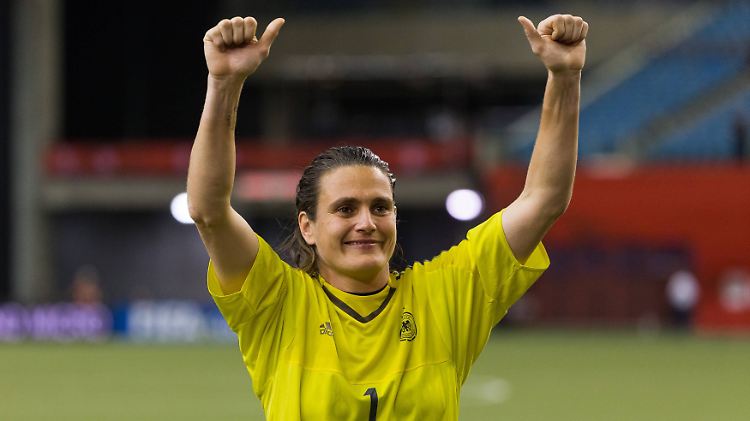 Die WM-Heldin Nadine Angerer kickt gerne eine Runde mit dem Busfahrer des Teams.
