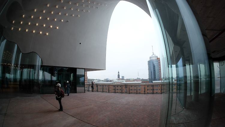 Auf der Außenterrasse der Plaza der Elbphilharmonie.