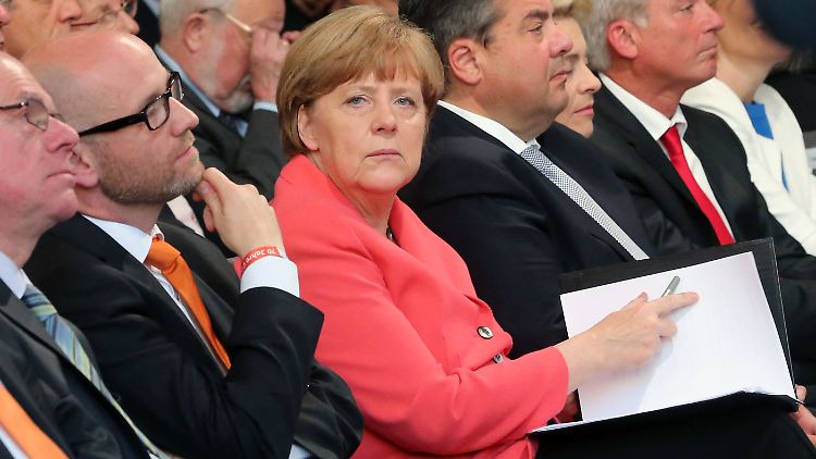 Selbstverständlich steht sie auch weiterhin für Gespräche mit Ministerpräsident Tsipras zur Verfügung - wenn er das möchte.
