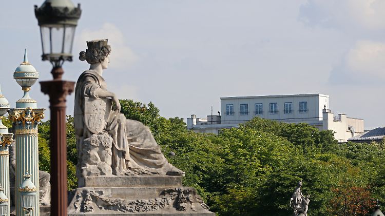 Unter aller Augen: Die künstliche Fassade auf dem Dach der US-Botschaft in Paris verbirgt nach Ansicht von Experten Hightech-Abhöranlagen der NSA.
