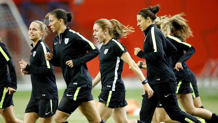 Topfit, schnell und hoch motiviert: Die Spielerinnen der US-Nationalmannschaft beim Abschlusstraining am Abend vor dem Spiel.