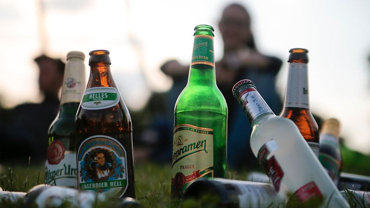 Jugendliche trinken zu viel Alkohol: Vor allem Gruppenzwang ist ein Grund für Komasaufen.