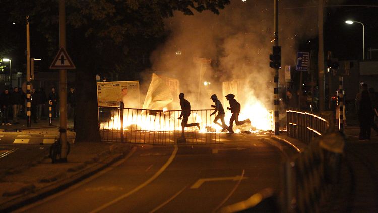 In Den Haag eskaliert die Gewalt.