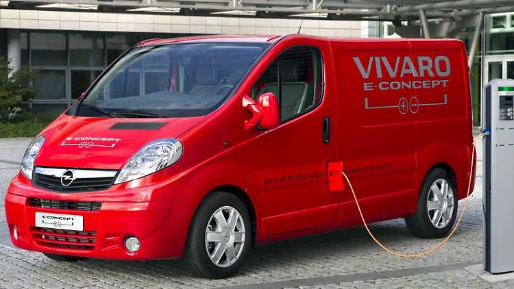 Transporter bei der Ladepause: Der Vivaro E-Concept kann an jede beliebige 230-Volt-Steckdose angeschlossen werden.