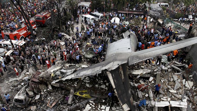 113 Menschen waren nach Militärangaben an Bord des Flugzeuges.