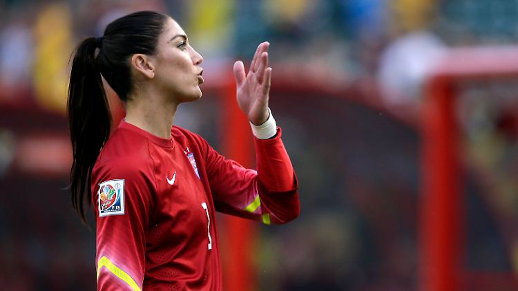 Hope Solo - gleichsam glamourös wie umstritten. Dass die US-Torfrau überhaupt mitspielen darf, ist nicht selbstverständlich. Viereinhalb Monate vor Beginn der WM in Kanada wurde die Nationaltorhüterin für einen Monat suspendiert. 