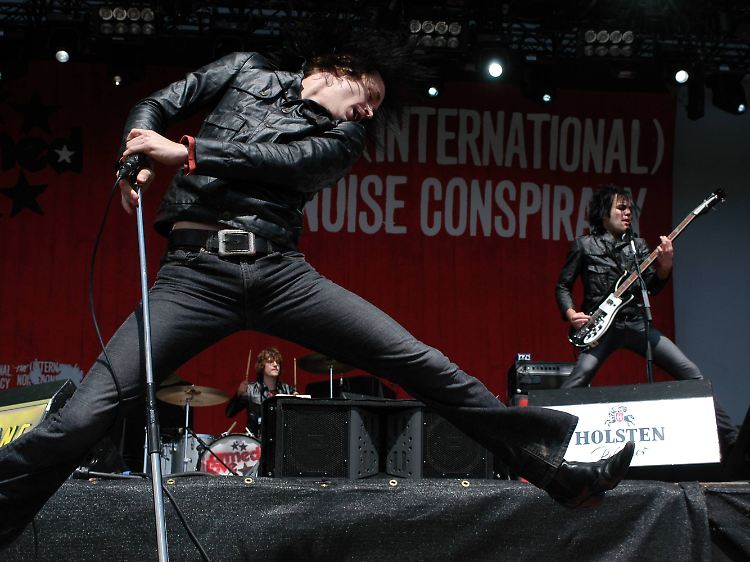 Sänger Dennis Lyxzen (vorn), Bassist Inge Johansson (re.) und Schlagzeuger Ludwig Dahlberg (The International Noise Conspiracy) während eines Konzerts im Rahmen des Hurricane Festivals in Scheeßel.