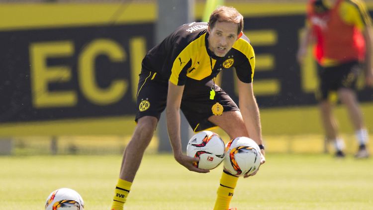 Diverse Hütchen, Stangen - und Bälle: Thomas Tuchel.