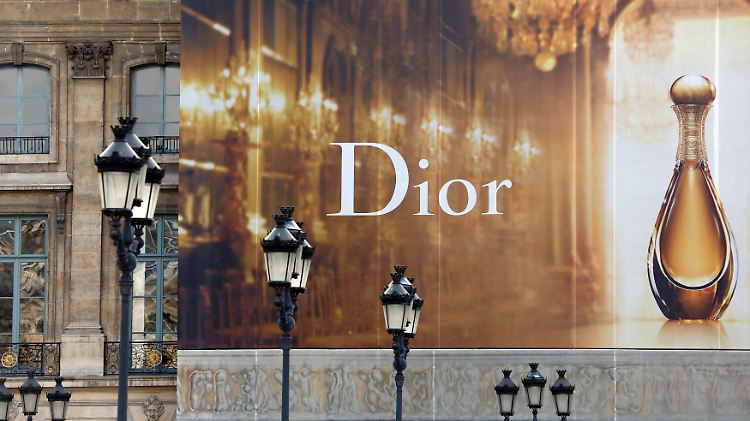 Der französische Konzern Christian Dior bietet neben Haute Couture unter anderem auch Schmuck, Uhren und Parfüms an.