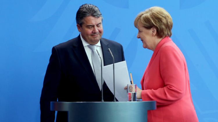 SPD-Chef Gabriel und Kanzlerin Merkel: Hektische Absprachen in Berlin.