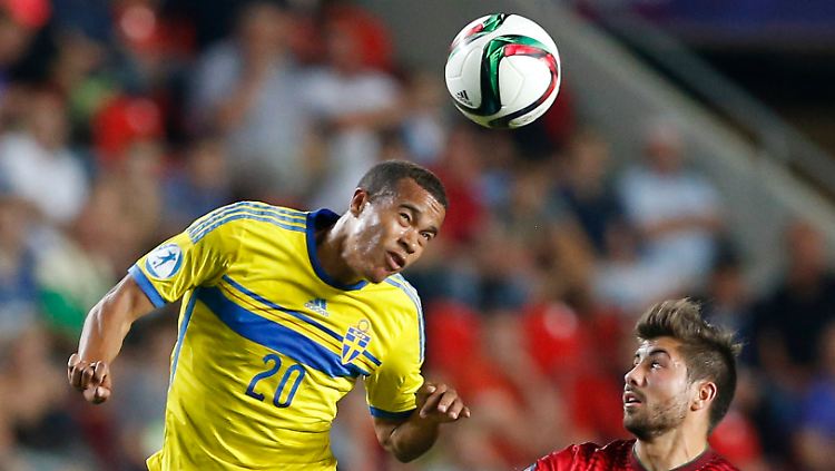 U21-Europameisterschaft in Tschechien: Schwedens Robin Quaison (l.) kampft mit dem Portugiesen Toze in der Eden Arena in Prag um den Ball.