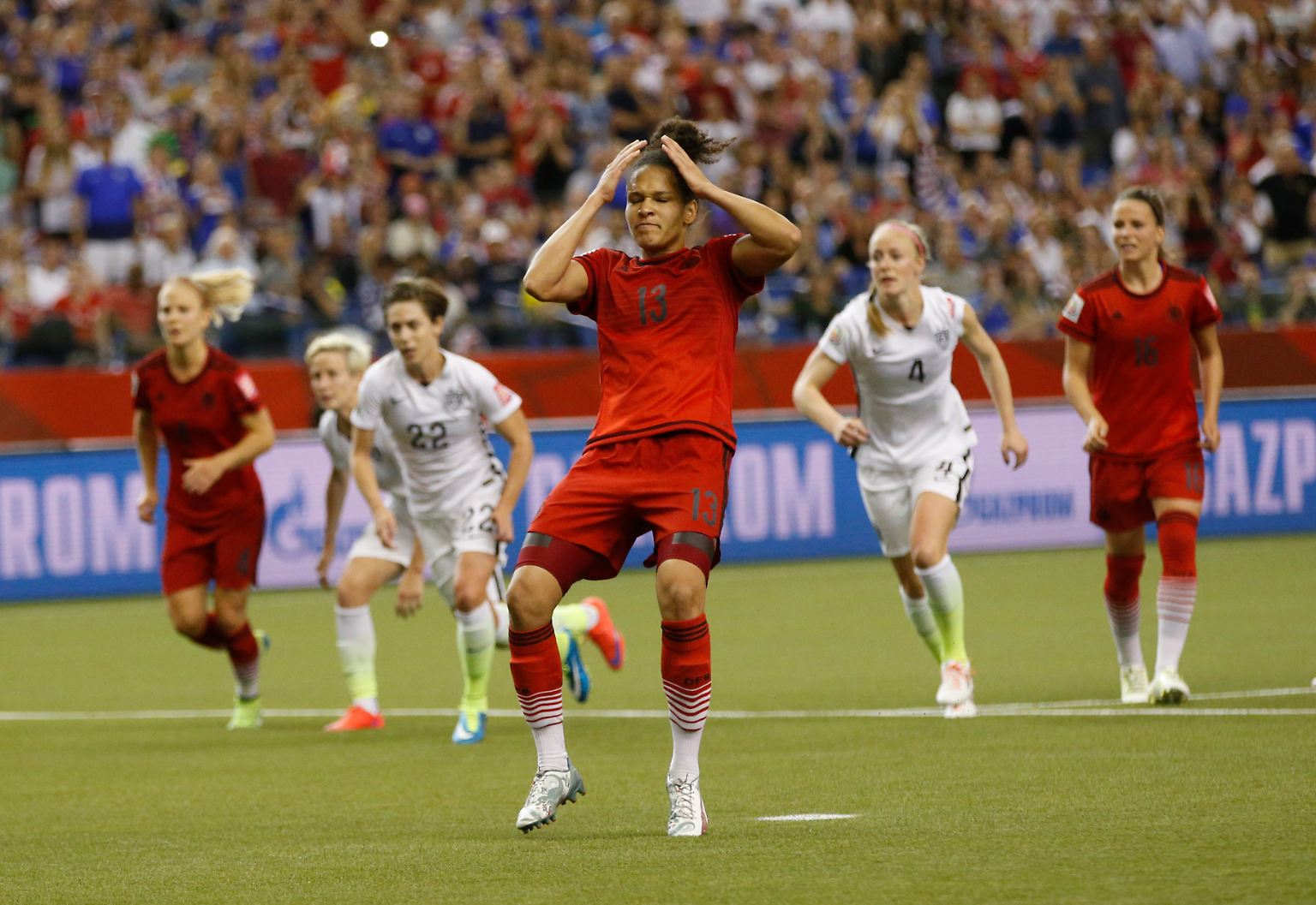 Die deutschen Fußball-Frauen sind im Gigantenduell mit den USA aus allen WM-Titelträumen gerissen worden.