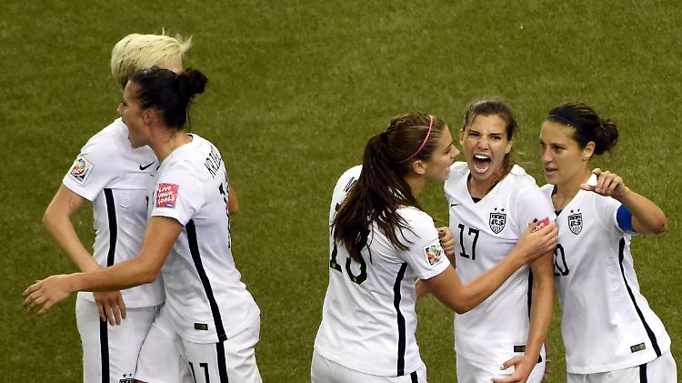 Die US-Fußballerinnen, darunter Carli Lloyd (r.), sind amtierende Weltmeisterinnen. Doch die Männer bekommen mehr Geld.