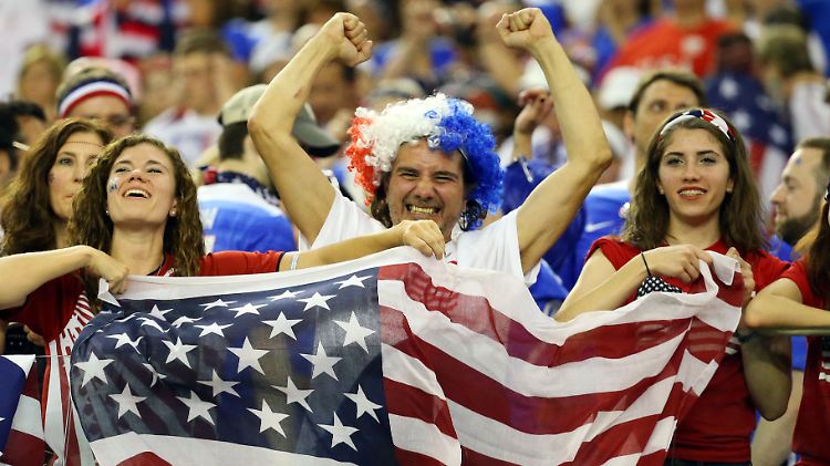 Vor 51.176 frenetischen Zuschauern im Olympiastadion von Montreal schossen Spielführerin Carli Lloyd ...