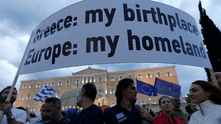 20.000 Griechen demonstrieren in Athen gegen die Regierung.