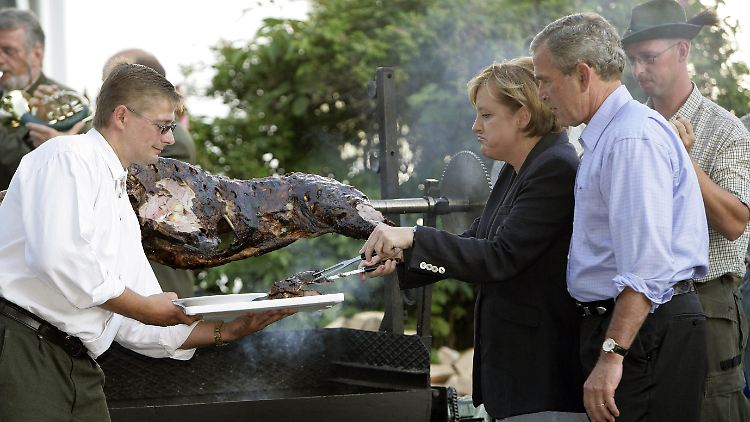 Ganz ohne Gallier, aber auch mit Wildschwein: Merkel und Bush beim Barbecue in Trinwillershagen.