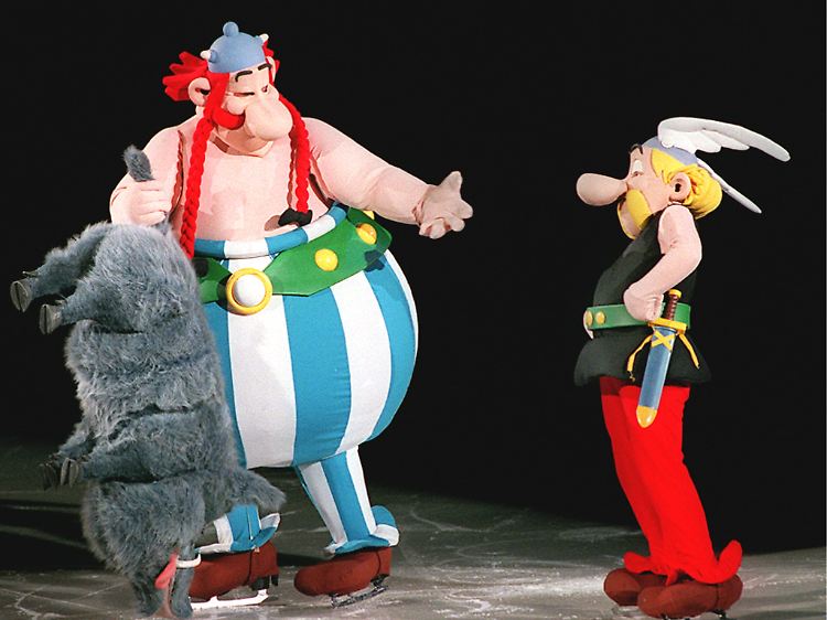 Stolz zeigt Obelix seinem Freund Asterix ein Wildschwein, das er gefangen hat - hier beim Abenteuer-Spektakel "Asterix on Ice" in Berlin.