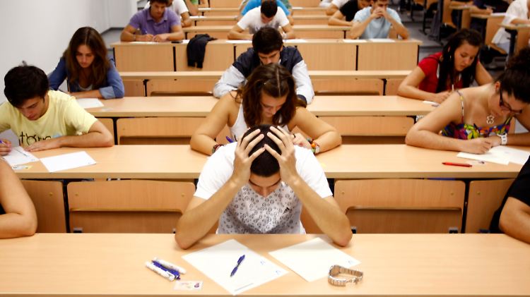 Die meisten Studenten fühlen sich von Prüfungen gestresst.
