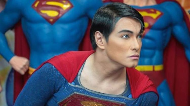 Als Superman will Hektor Chavez Hoffnung spenden. Dafür legt er sich immer wieder unters Messer.