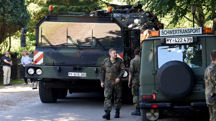 Mit Bergepanzern sollen die sichergestellten Gegenstände transportiert werden.