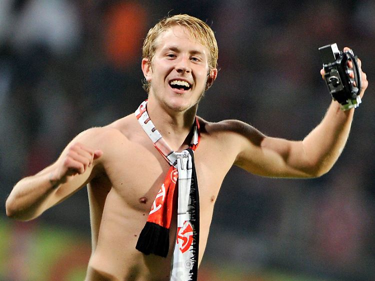 Kamera raus, Mainz bleibt auf Platz eins: Doppeltorschütze Lewis Holtby nach dem Abpfiff.