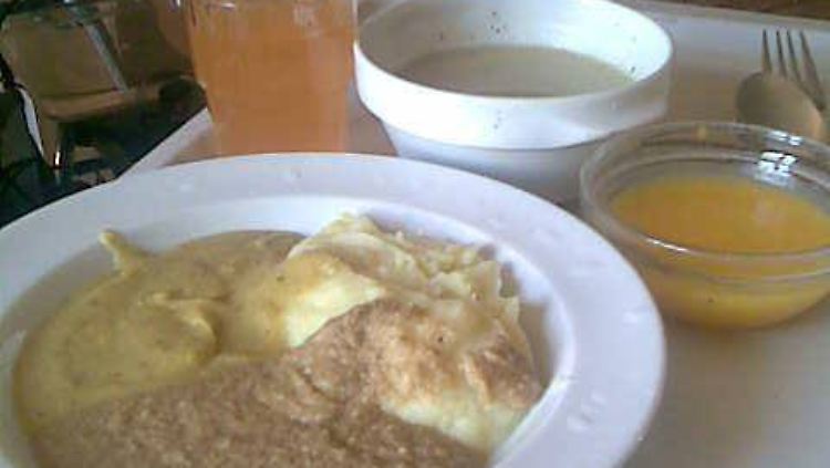 Kommentar von Jürgen E.: "Mittagsmenü, 26. Juni. 2015: leicht bittere Zucchinicremesuppe, Fleischpüree (offiz. Pangasius gebrat. auf Tomatenrahm), mit "Pfannipüree" und Erbsenpüree (offiz. Buttergnocci und Spinat), Pfirsichkompott, Pfirsichsaft."