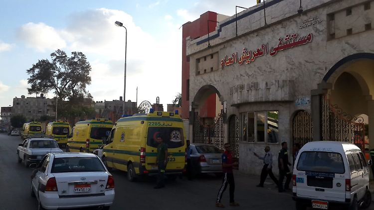 Rettungswagen warten vor dem Arish Krankenhaus im Nord-Sinai.