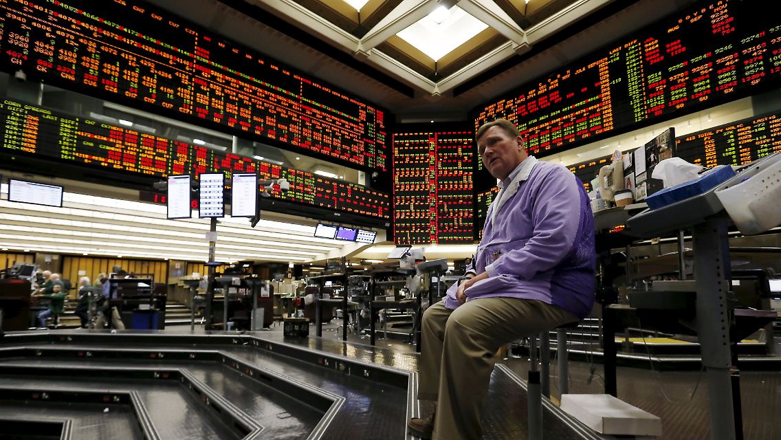 2015-07-01T233557Z_320379210_GF10000143710_RTRMADP_3_CME-LANDMARK-TRADERS.JPG1322178409703104874.jpg