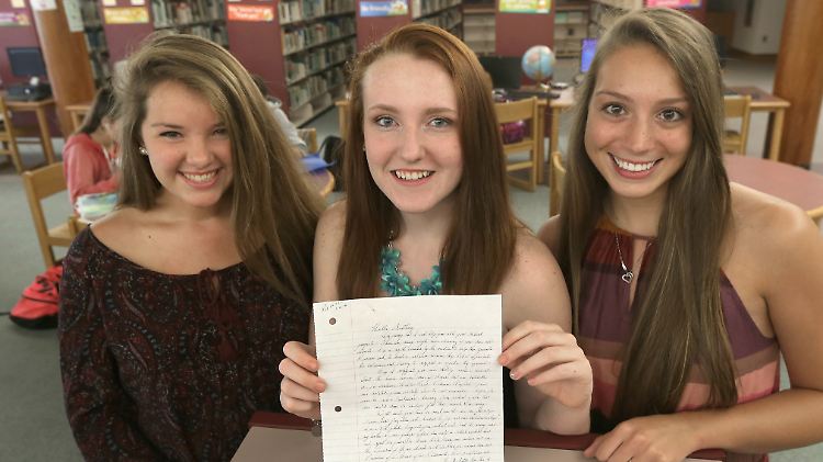 Mollykate Rodenbush, Brittany Tainsh und Michaela Arguin mit dem Brief von Bulger.