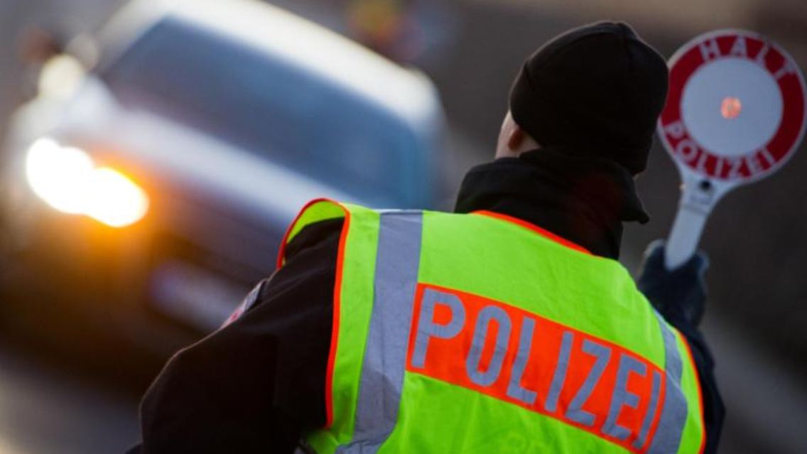 Polizeikontrolle! Fahrzeugschäden werden dabei mit einem Bußgeld geahndet. Ist das Auto verkehrsunsicher, wird es stillgelegt. Foto: Patrick Pleul