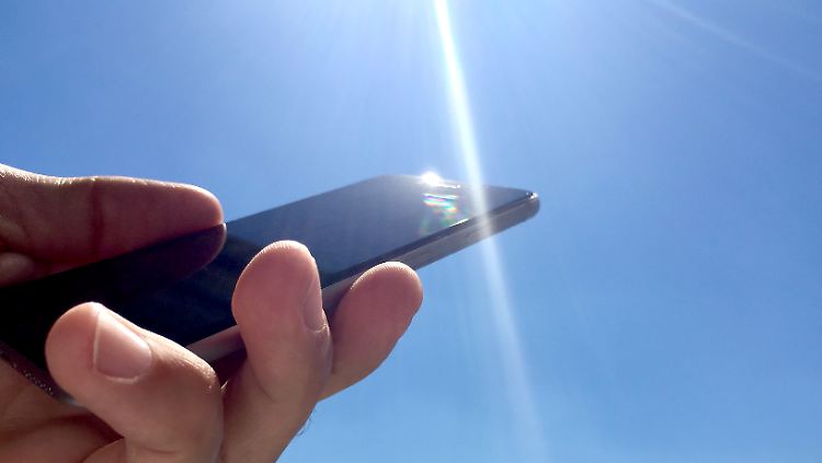 Zuviel Sonne ist nicht gut fürs Smartphone.