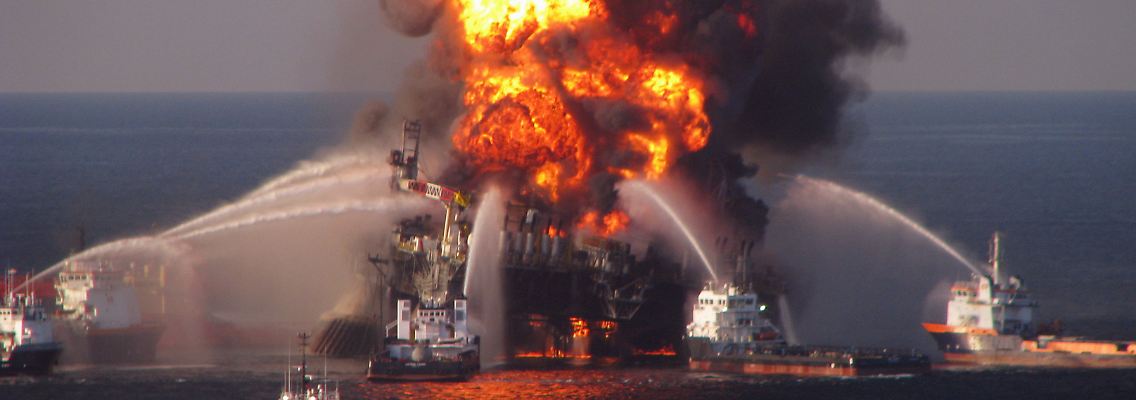 Die brennende Ölbohrinsel Deepwater Horizon.