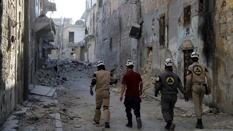 Helfer auf dem Weg zu einer Unglücksstelle im nordsyrischen Aleppo.