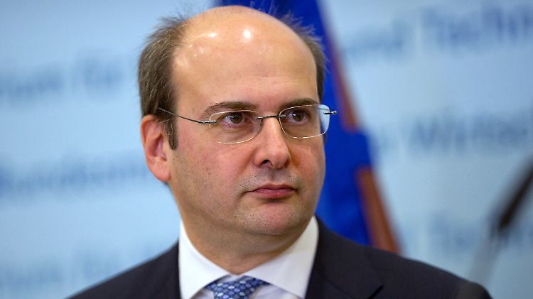 Kostis Chatzidakis war von 2012 bis 2014 Wirtschaftsminister im Kabinett von Premier Antonis Samaras. Der konservative Politiker gehört der Nea Demokratia an. Er wurde 2010 von gewalttätigen Demonstranten schwer verletzt.