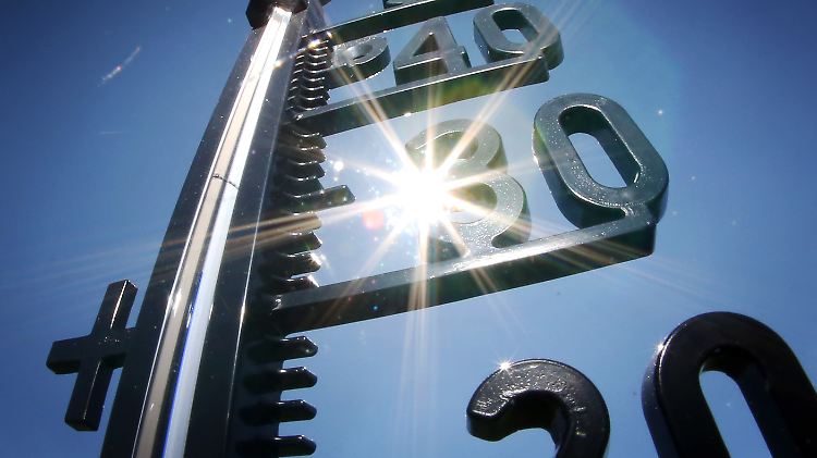 Bei den aktuellen Temperaturen um die 30 Grad können im Inneren von Autos schnell extreme Temperaturen entstehen. Für Kinder ist dies besonders gefährlich.
