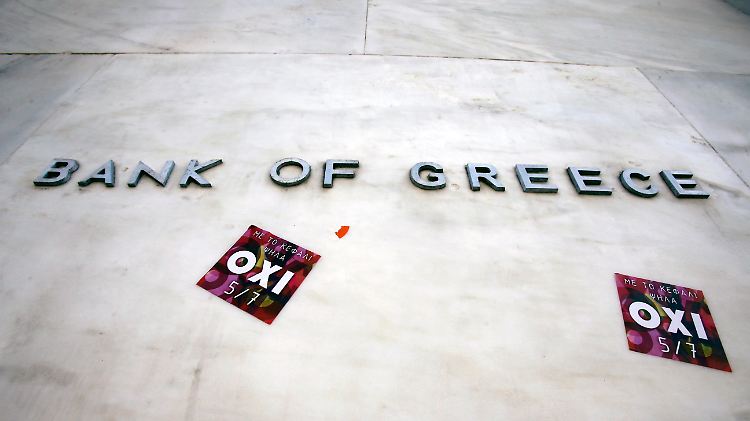 "Oxi" - "Nein" fordern diese Aufkleber an der griechischen Nationalbank.