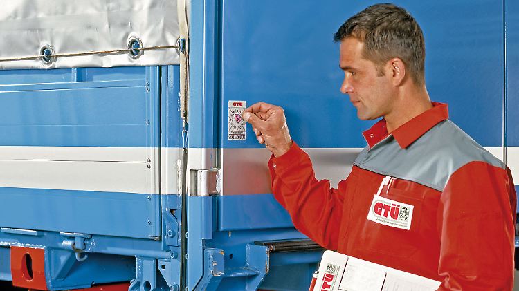 Schwere Lkw zeigen sich bei Prüfungen deutlich sicherer als die leichten Transporter.