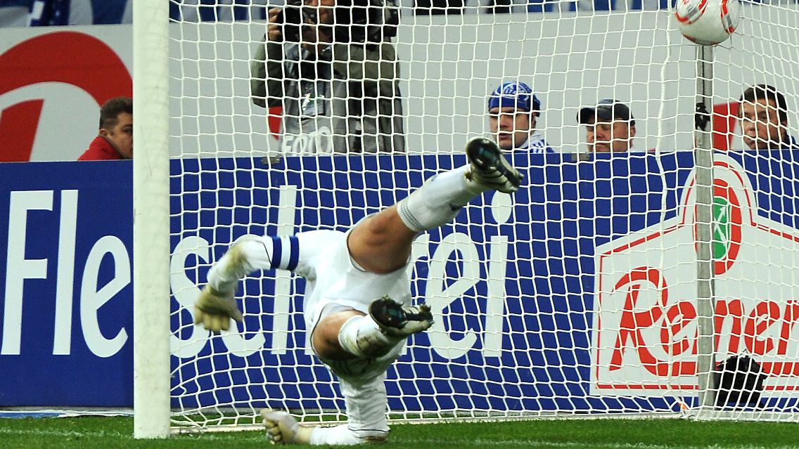 Das tut weh: Der Schalker Manuel Neuer kassiert am Sonntag den Treffer zum 0:3 von Dortmunds Lewandowski.