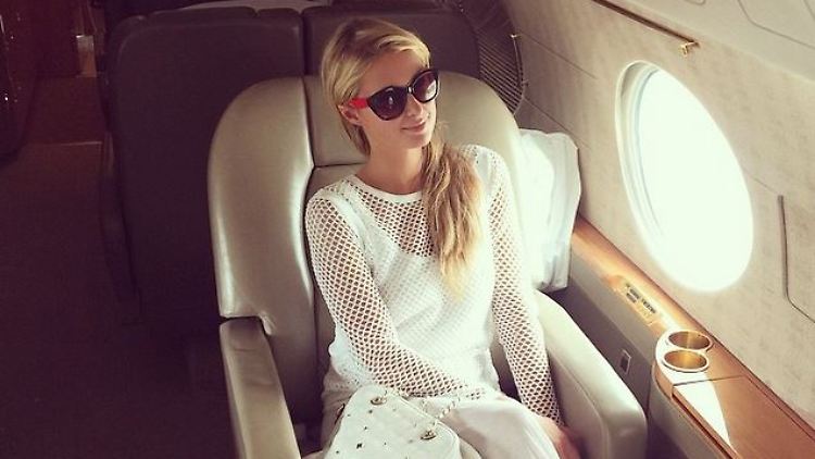Eigentlich fühlt sich Paris Hilton in Flugzeugen pudelwohl. Nur bei einem Flug über Dubai nicht - oder war das nur gespielt?