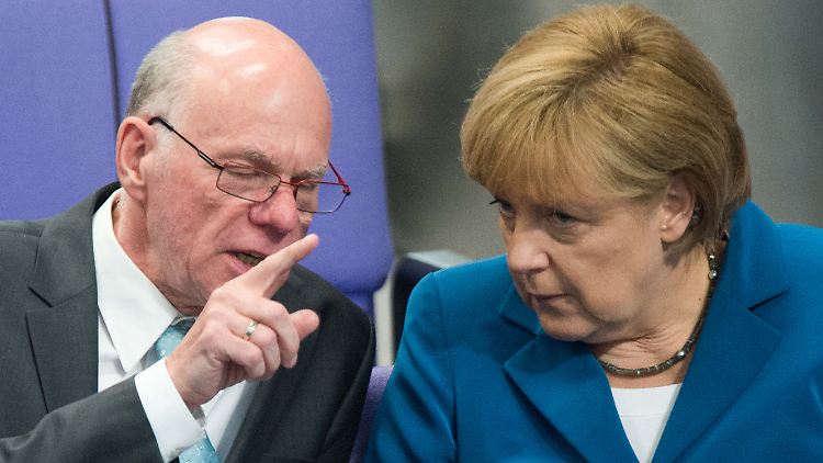 Lammert und Merkel - was die beiden hier besprechen, ist unbekannt.