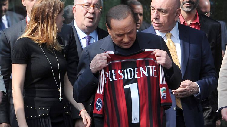 Macht eine Menge Geld locker, um den AC Mailand wieder an die Spitze des italienischen und europäischen Fußballs zu heben: Silvio Berlusconi.