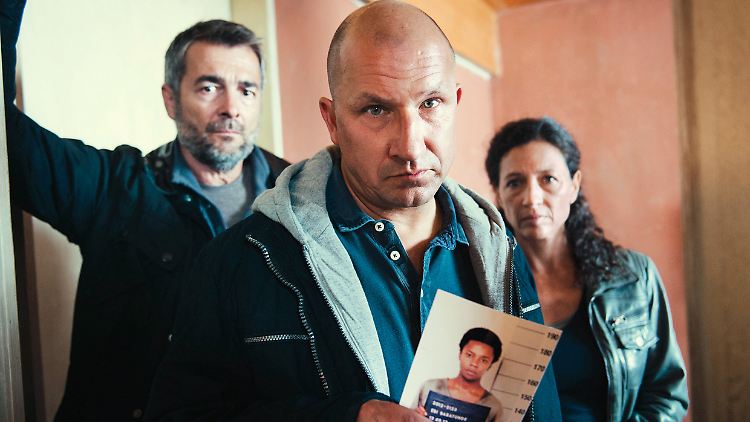 Kommissarin Liz Ritschards (Delia Mayer, r) und ihre Kollegen Kommissar Reto Flückiger (Stefan Gubser, l) und der Drogenfahnder Franz Hofstetter (Andreas B. Krämer) stürmen eine Drogenwerkstatt in einer Szene des Schweizer "Tatort - Schutzlos". 