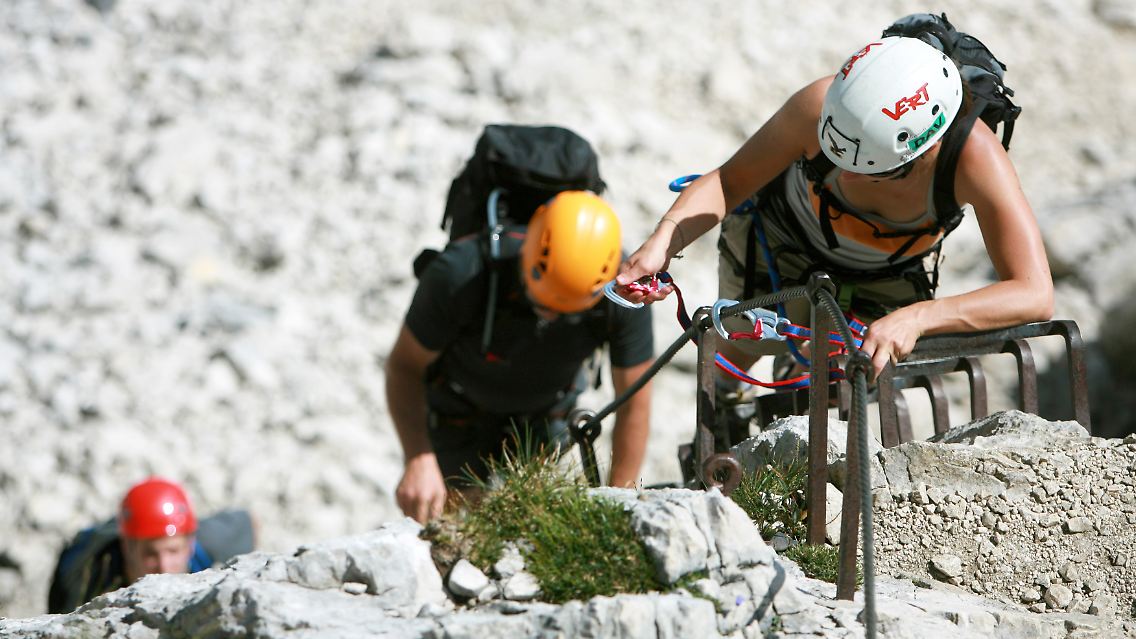 Keine geeigneten Klettersteigsets: Der DAV rät Eltern, hinter ihrem Kind zu steigen - oder auf schwierige und extreme Klettersteige zu verzichten.
