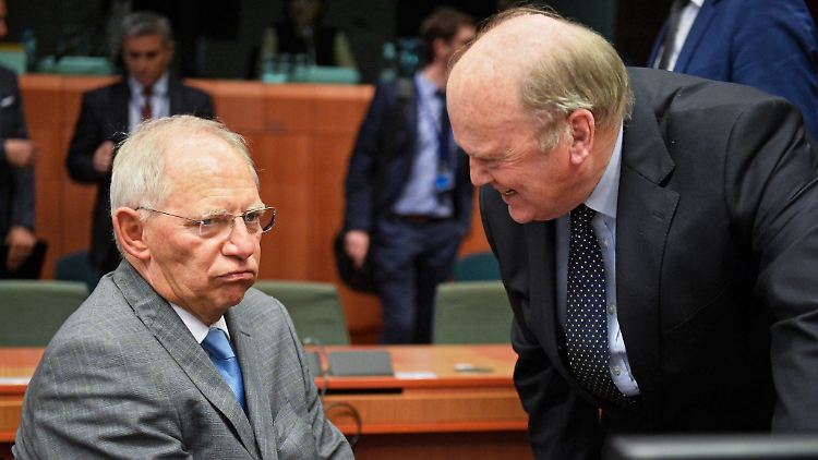 Bundesfinanzminister Wolfgang Schäuble und sein irischer Kollege Michael Noonan bei Verhandlungen in Brüssel.
