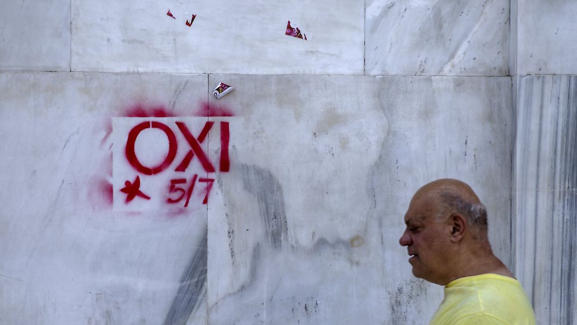 2015-07-03T122508Z_411640268_GF10000147501_RTRMADP_3_EUROZONE-GREECE.JPG4465478130668946176.jpg